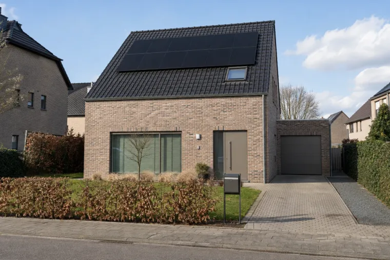 Vrijstaande woning met zwarte zonnepanelen op het dak