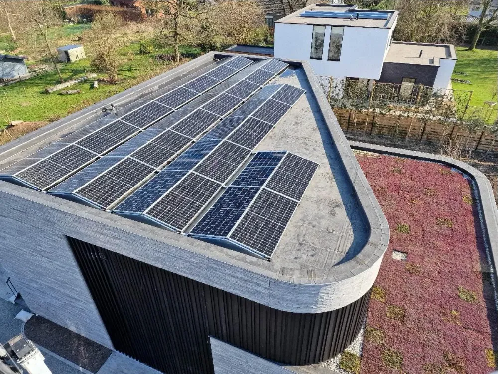 Zonnepanelen op een plat dak, geplaatst door hivolta