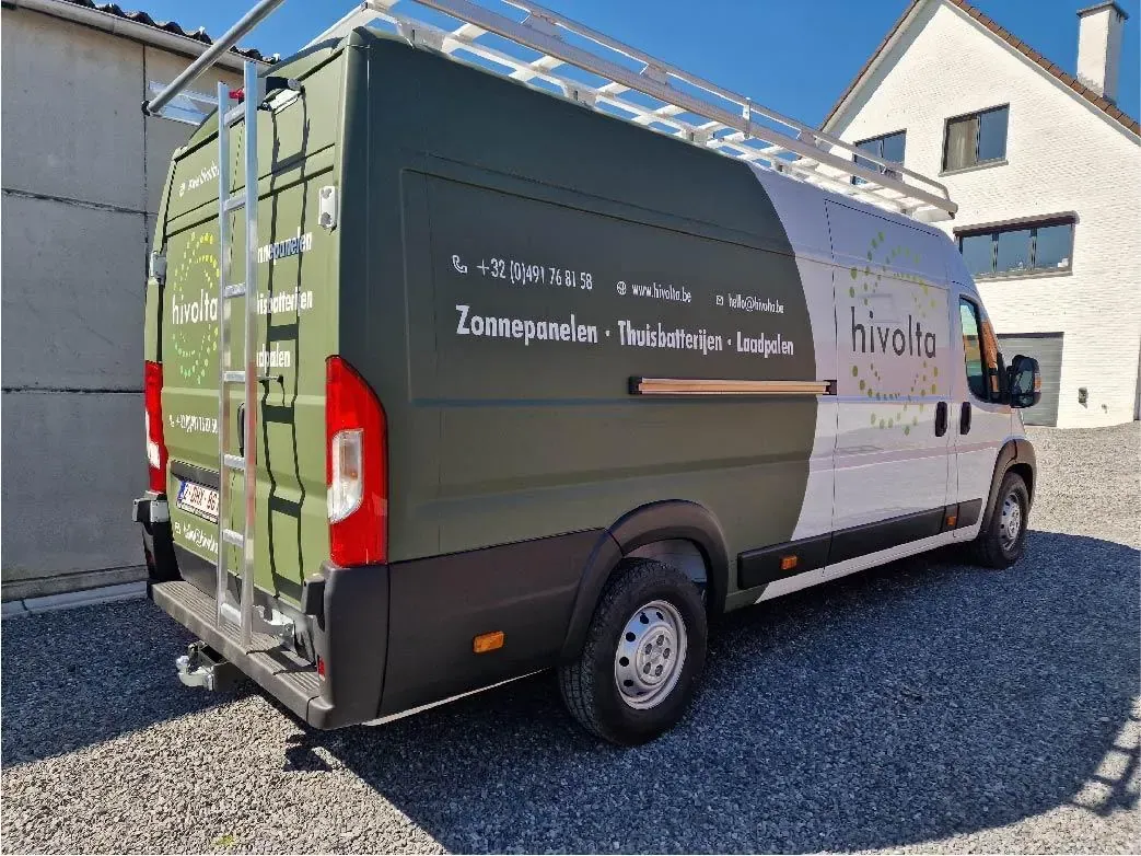 Bestelwagen van hivolta met materiaal voor een installatie