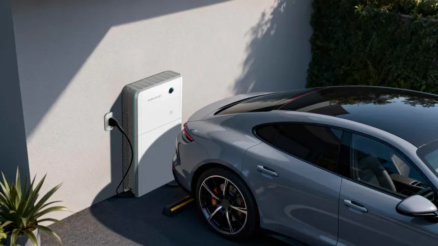 SigenStor met geïntegreerde snellader naast een elektrische wagen