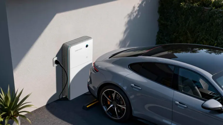 SigenStor met geïntegreerde snellader naast een elektrische wagen
