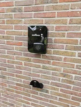 Laadpaal gemonteerd op een gevel in Destelbergen