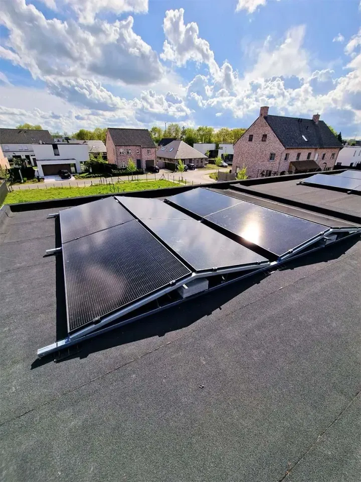 Zonnepanelen op het dak van Leus Bouwmaterialen in Gent