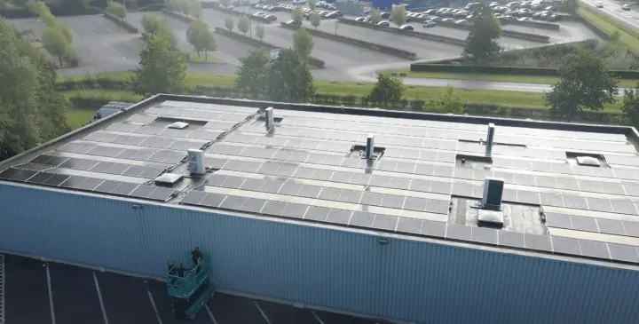 Zonnepanelen op het platte dak van een bedrijfsgebouw