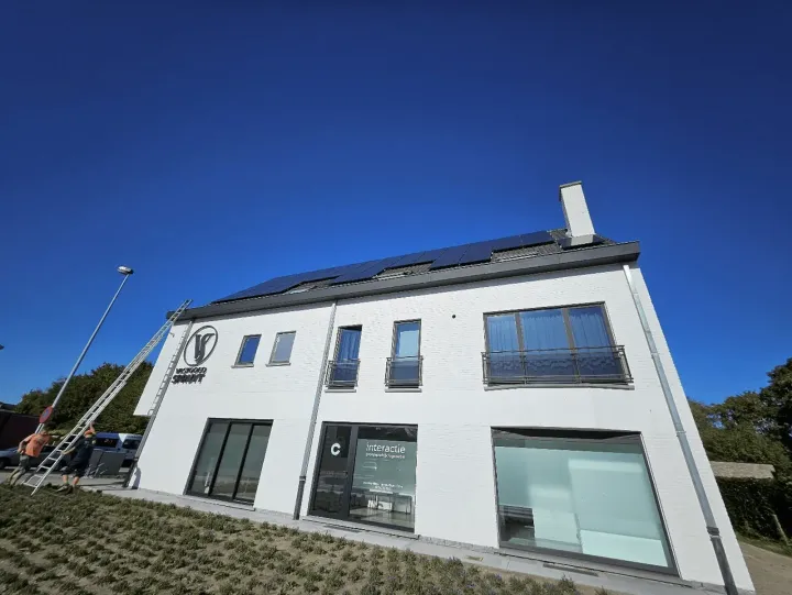 Plaatsing van zonnepanelen op een nieuwbouwproject