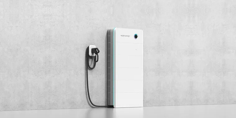SigenStor-thuisbatterij met een laadpaal ernaast tegen een muur