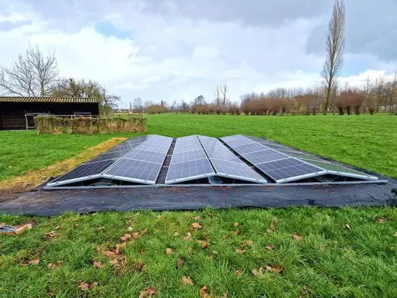 Zonnepanelen op een grondopstelling in de tuin bij familie Nauwelaerts in Destelbergen