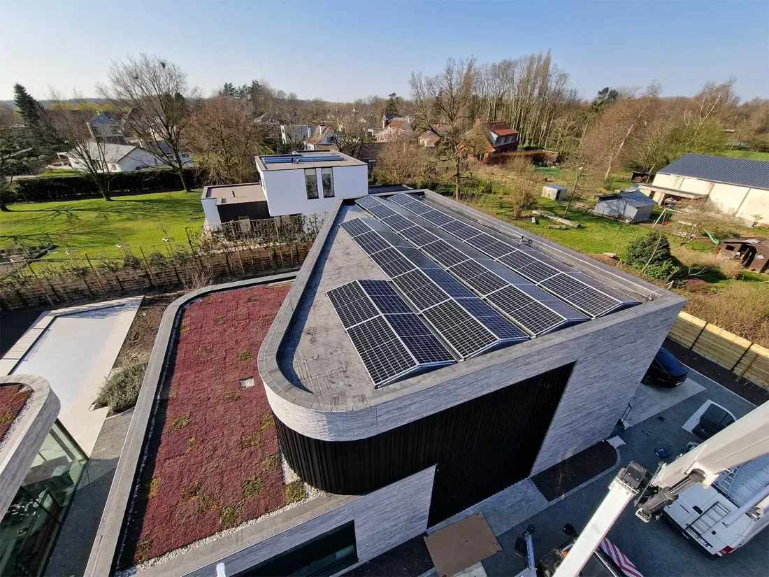 Woning met zonnepanelen en groendak, gezien van bovenaf
