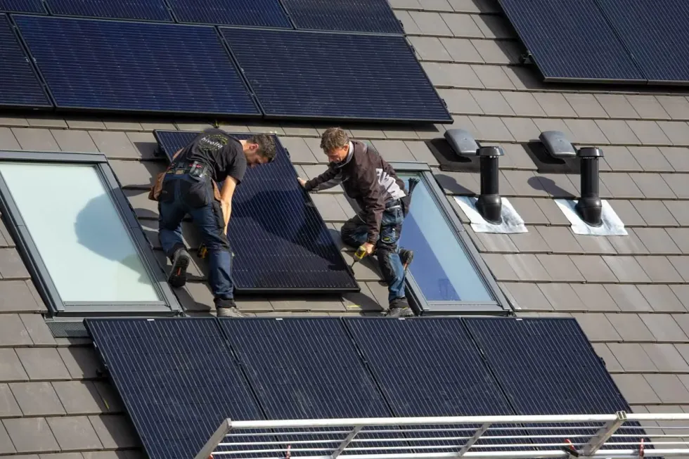 Installatieploeg van hivolta aan het werk op een dak