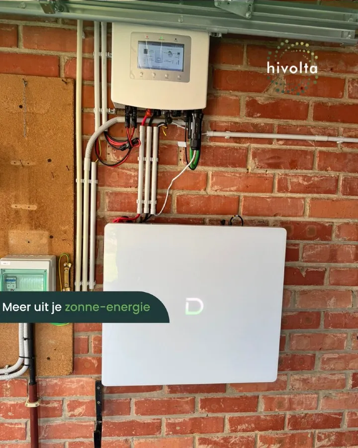 Thuisbatterij en omvormer, geplaatst door hivolta in een garage